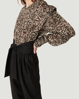 RUSKO STRONG SHOULDER LEOPARD TOP image number null